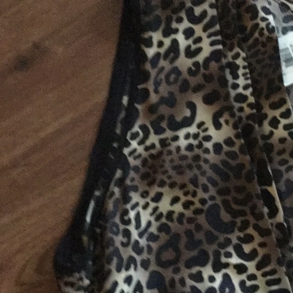BCBG V-NECK LEOPARD PRINT DRESS WITH REVERSE TIE - Picture 7 of 8
